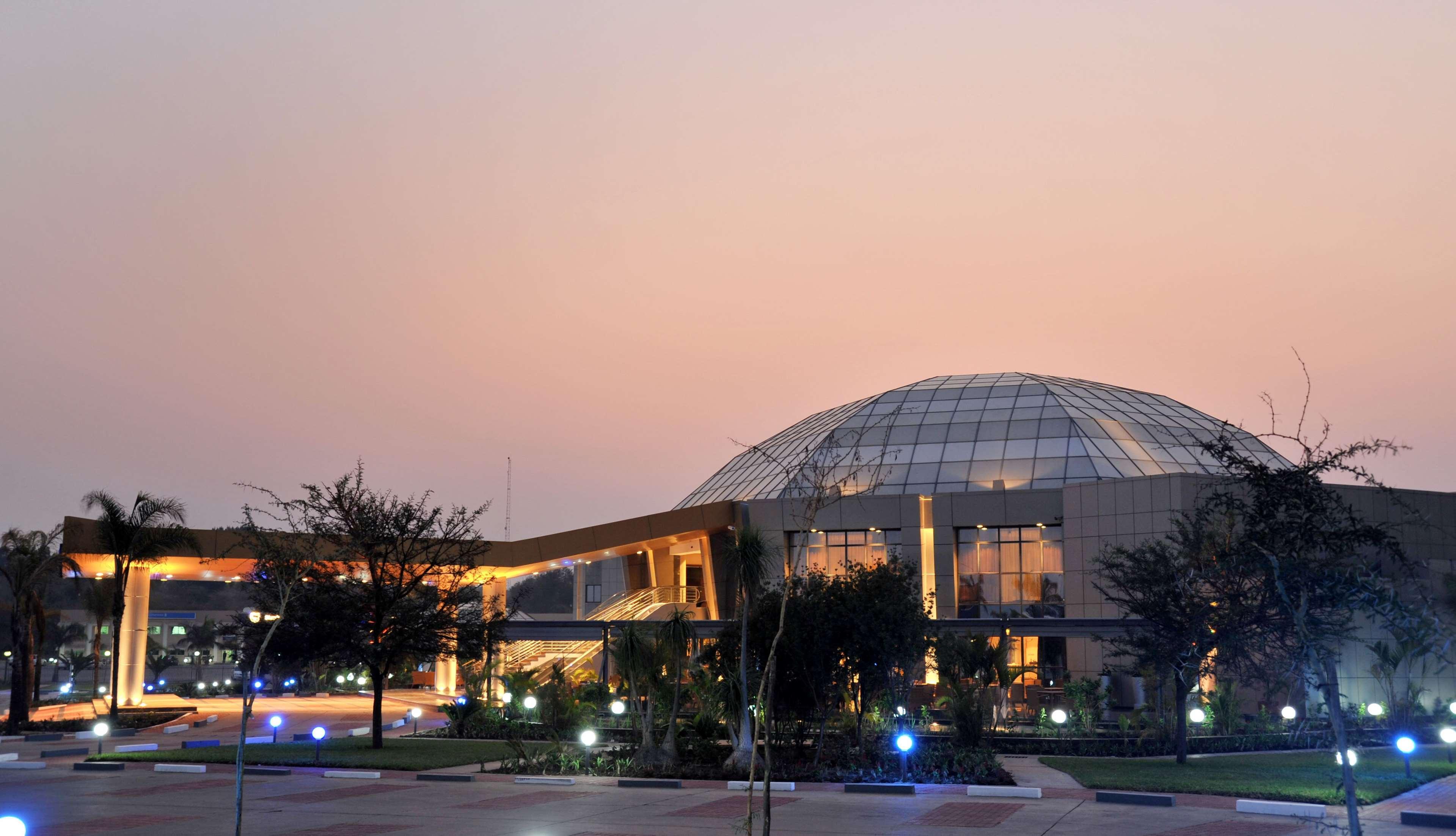 Radisson Blu Hotel Lusaka Eksteriør bilde The Texas A&M University-Commerce Library
