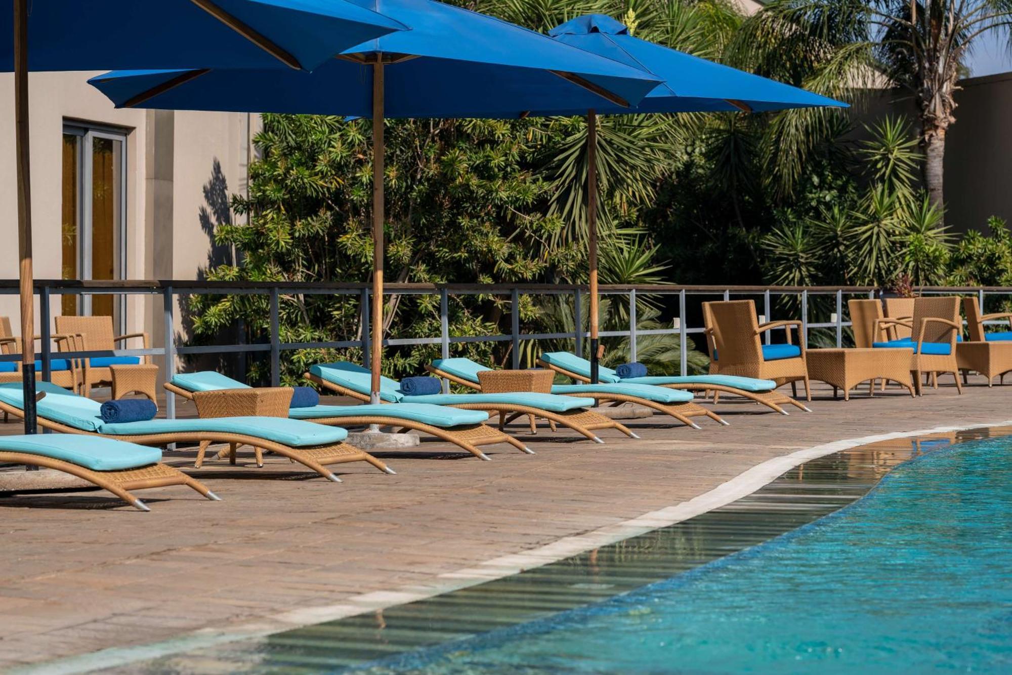 Radisson Blu Hotel Lusaka Eksteriør bilde Pool at the hotel